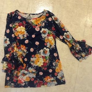 Dainty Jewells layering blouse size M great condition